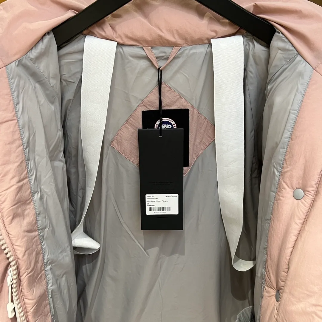 P760 Capsule Series #Exclusive First Release #𝘾𝘼𝙉𝘼𝘿𝘼 𝙂𝙊𝙊𝙎𝙀𝙅𝙪𝙣𝙘𝙩𝙞𝙤𝙣 Top Original Core Private Chat CANADA GOOSE White Label STELS Series Junction Pastel Parker Top Original Product color: Beichen white, melting water blue, stone gray, soft light pink, moonlight lime Size: XS, S, M, L, XL Junction Parker pastel light weight, warm. The Junction Parker is made from soft EnduraLuxe fabric with CORDURA for added durability in high-wear areas, making it lightweight and durable. Features a removable hood for easy transition into warmer weather. Featuring white trim, this parka complements the muted fabric colors and brings a breath of fresh air into the colder months.  Materials List: Details Product Features Removable premium insulated hood is two-way adjustable and padded with down for greater softness around the head and neck Length: Hip-length and warm.  Fabric: Wear-resistant knitting technology: CORDURA fabric is used to reinforce wear-prone areas to improve durability. The inner strap can be worn on the shoulders to free up your hands. The down placket is designed with an invisible snap button closure above the two-way zipper to prevent wind and warmth. Unzips from the bottom to increase range of motion or improve breathability Ribbed knit cuffs add comfort and lock in heat Internal drawstring at hem to block cold wind 3 exterior pockets: Fleece-lined handwarmer pockets with two-way zipper closure for easy access to items. Security pocket with zipper closure under the fly · 2 internal pockets: drop-in pocket Note: As we all know, the original version is made of 80% white duck down, and the fill power refers to the cubic inches of volume occupied by each ounce (30 grams) of down under certain conditions. If one ounce of down occupies 500 cubic inches, the fill power of the down is 500. So we can simply understand it as: fill power is the volume of down, and the volume of down is fill power. The higher the fill power of down, it means that under the same filling amount, down can fix a larger volume of air layer to keep warm and insulate, so the warmth retention of down is better.  Summary: Note: Some merchants add waste silk, 50 velvet, hand-feel velvet, etc. to the filling in order to maximize profits during the production process! It is said to be 90% white duck down, purchasing agent level, or even more exaggeratedly said to be 90% white goose down, to fool the layman! (You can consult the official website. All styles are made of white duck down.) At the same time, I will teach you a more practical trick: buy one from Tmall, and buy another from a merchant you trust at the same time, and come back to compare the details. (Tmall provides 7-day no-reason return and exchange, and MT does not affect secondary sales and provides 15-day no-reason return and exchange.) ⚠️ Remember the principle of getting what you pay for! Don't be greedy for small gains, or you will suffer big losses! Every customer is welcome to ask questions and we will continue to improve product quality and service!